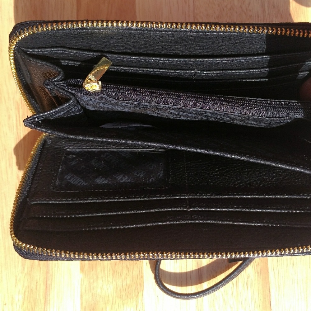 ★✩NEW★✩ STEVE MADDEN BLACK + GOLD WRISTLET WALLET - Picture 7 of 8